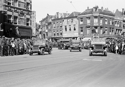 831623 Afbeelding van de Memorial D-Day Parade met militairen van de 3rd Canadian Infantry Division op de Neude te ...
